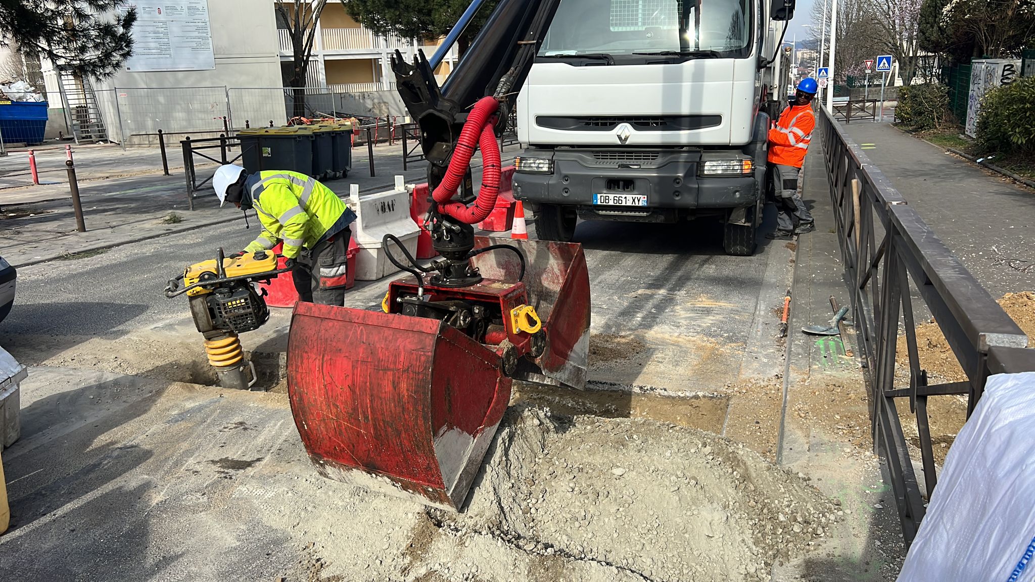 Remblai de la tranchée avec des matériaux nobles après pose du réseau