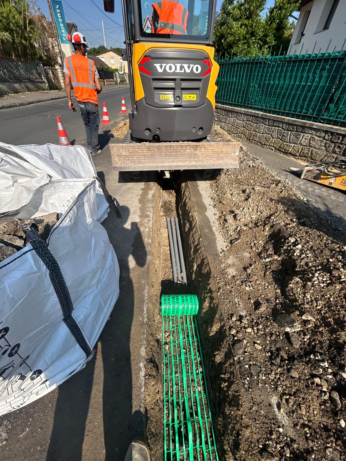 Réalisation du terrassement de la tranchée pour pose du réseau